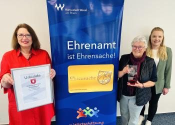 v. l.: Bürgermeisterin Ulrike Westkamp, Yvonne Schmidt vom Seniorenbeirat, sowie Kerstin Clarendahl vom Büro der Bürgermeisterin stellen den Ehrenamtspreis vor - hier im Besprechungszimmer im Rathaus Wesel