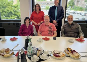 Kaffe und Kuchen im Besprechungszimmer.