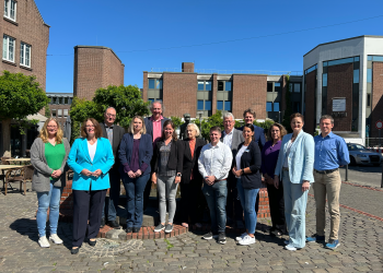Foto: v.l.n.r.: Katharina Schlüß (vhs), Bürgermeisterin Ulrike Westkamp, Michael Tüselmann (SBH West), Polona Veren (WBS Training), Andreas Brinkmann (vhs), Sabine Meinert (Akademie Klausenhof), Christine Klem (WBS Training), Christopher Barwinski (DAA), Dieter Hüser (GSI), Dominique Herzog (DAA) Wendelin Knuf (Wirtschaftsförderung), Silke Krüsken (SBH West), Stefanie Werbonat (Tertia), Sebastian Kleiber-Lampe (vhs). Foto durch: Lisa Wölke (vhs)