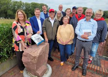 Das Foto zeigt die Beteiligten des Projektes zusammen mit den Vertreter*innen der Stadt. 