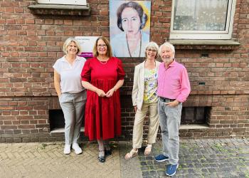 von link: Gleichstellungsbeauftragte Regina Lenneps, Bürgermeisterin Ulrike Westkamp und die Eheleute Suhrborg vor dem Portrait der Malerin Erna Suhrborg in der Sandstraße