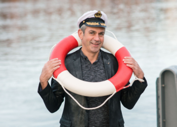 Das Foto zeigt einen Mann mit einem Rettungsring um den Hals.