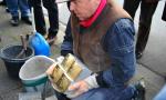 Gunter Demnig mit den ersten in Wesel verlegten Stolpersteinen