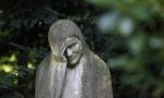 Die „Trauernde Vesalia“ von Eva Brinkman auf dem Friedhof an der Caspar-Baur-Straße (2012)