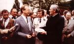 Siegfried Landers übergibt 1983 den Weseler Hanse-Teller an Bundespräsident Karl Carstens