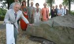 Siegfried Landers enthüllt die Schrifttafel am Findling, der an der Rheinpromenade liegt (2003).