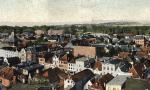 Blick vom Wasserturm auf das Gymnasium mit dem alten Schulhaus an der Beguinenstraße (gelb), dem neuen Schulhaus von 1882 an der Pergamentstraße (links) sowie dem Anbau von 1897 (rosa), der sich im rechten Winkel an das Schulhaus anschließt