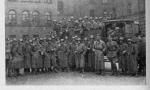 Offiziere und Mannschaften des Freikorps Wesel (späteres Reichswehr-Regiment 62) vor der Heuberg-Kaserne (1919)