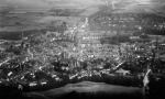 Luftbild (1926), das die damaligen Ausmaße der Esplanade (im Bildvordergrund) wie auch die das Stadtbild prägenden Kasernen zeigt (Bildmitte)