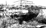 Die zerstörte Wagenhalle der Reeser Kleinbahn mit ausgebrannten Schienenfahrzeugen (um 1946)