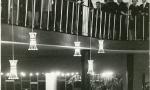 Foyer mit Publikum während einer Pause (1966)