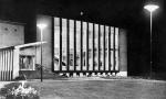 Eingangsbereich und Foyer des Bühnenhauses bei Nacht