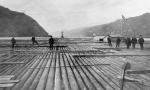 200 Meter langes und 63 Meter breites Rheinfloß aus Tannenholz der Firma Böhm auf Talfahrt