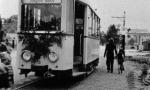 Die festlich geschmückte Kleinbahn an der Reeser Landstraße