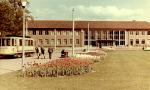 Endstation vor dem neuen Bahnhofsgebäude (Frühjahr 1957)