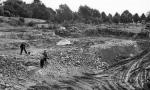 Baugrube des neuen Hallenbades mit zahlreichen Relikten der Festungszeit (31. Juli 1963)