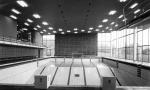 Die Schwimmhalle mit den Startblöcken