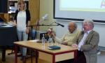 Ernest Kolman zusammen mit Wolfgang Jung vom Jüdisch-Christlichen Freundeskreis im Austausch mit Schülerinnen und Schülern.
