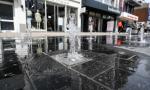 Wasserspielplatz mit Geschäften im Hintergrund