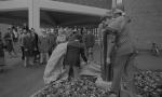 Die Enthüllung der Bronzeplastik „de Hand“ durch den ersten Beigeordneten Werner Schepers und den Technischen Beigeordneten Hansjörg Dimel am 28. Oktober 1981