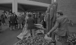 Die Enthüllung der Bronzeplastik „de Hand“ durch den ersten Beigeordneten Werner Schepers und den Technischen Beigeordneten Hansjörg Dimel am 28. Oktober 1981