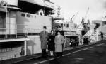 Stadtdirektor Reuber, Frau Kräcker, Bürgermeister Kräcker (von links nach rechts), dahinter Kapitän zur See Buddecke, vor dem Tender „Rhein“ mit deutlich erkennbaren Decksaufbauten (November 1961)