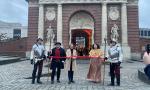 Ministerin Ina Scharrenbach (3. von links) und Bürgermeisterin Ulrike Westkamp durchtrennten gemeinsam mit Ludwig Maritzen (2. von links) von der Hanse-Gilde Wesel das symbolische rote Band vor dem Berliner Tor. Gespannt wurde das Band zwischen den Hellebarden der mittelalterlichen "Wachen" (hier gespielt von zwei Mitgliedern der Hanse-Gilde).