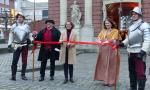 Ministerin Ina Scharrenbach (3. von links) und Bürgermeisterin Ulrike Westkamp durchtrennten gemeinsam mit Ludwig Maritzen (2. von links) von der Hanse-Gilde Wesel das symbolische rote Band vor dem Berliner Tor. Gespannt wurde das Band zwischen den Hellebarden der mittelalterlichen "Wachen" (hier gespielt von zwei Mitgliedern der Hanse-Gilde).