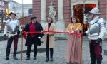 Ministerin Ina Scharrenbach (3. von links) und Bürgermeisterin Ulrike Westkamp durchtrennten gemeinsam mit Ludwig Maritzen (2. von links) von der Hanse-Gilde Wesel das symbolische rote Band vor dem Berliner Tor. Gespannt wurde das Band zwischen den Hellebarden der mittelalterlichen "Wachen" (hier gespielt von zwei Mitgliedern der Hanse-Gilde).