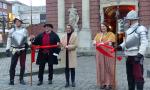 Ministerin Ina Scharrenbach (3. von links) und Bürgermeisterin Ulrike Westkamp durchtrennten gemeinsam mit Ludwig Maritzen (2. von links) von der Hanse-Gilde Wesel das symbolische rote Band vor dem Berliner Tor. Gespannt wurde das Band zwischen den Hellebarden der mittelalterlichen "Wachen" (hier gespielt von zwei Mitgliedern der Hanse-Gilde).