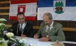 Die Unterzeichnung der Städtepartnerschaftsurkunde in Wesel (rechts Tadeusz Mordasiewicz, links Jörn Schroh) (August 2002)
