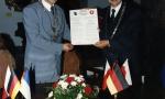 Die Unterzeichnung der Städtepartnerschaftsurkunde in Kętrzyn (links Tadeusz Mordasiewicz, rechts Jörn Schroh) (Mai 2002)