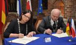 Erneuerung der Städtepartnerschaft zwischen Wesel und Kętrzyn zum 10-jährigen Bestehen durch die Bürgermeister Ulrike Westkamp und Krzysztof Hecman (Mai 2012)