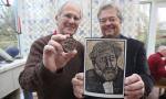 Der Marienthaler Marientaler für den verstorbenen Grafiker Walter Flinterhoff aus Kleve. Karl-Heinz Elmer (links) und Wolfgang Kawula zeigen die Münze und das Flinterhoff-Portrait von Otto Pankok (2013)