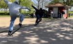 Zwei junge Männer zeigen mit ihren Skateboards Tricks. 
