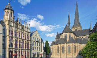 Großer Markt in Wesel - Historische Rathausfassade mit Figuren