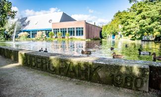 Blick auf den Teich und die Heubergsauna