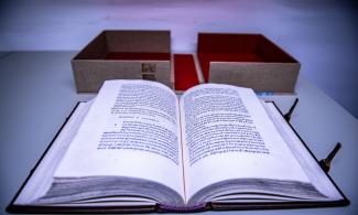 Restauriertes Buch in der Restaurierungswerkstatt des Stadtarchivs Wesel