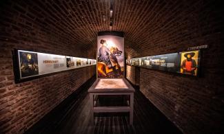 Innenansicht der Ausstellung in der Schill-Kasematte