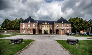 Zitadelle, Haupttor näher mit Platz