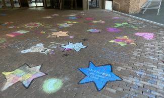 Kinder malten Ihre Wünsche und Ideen mit Kreide auf dem Boden; unter anderem vor dem Eingang des Rathauses 