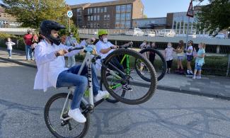 Junge Fahrrad-Artisten begeisterten die Besucher/innen mit ihren Kunststücken