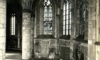 Heresbachkapelle vor 1945 mit erhabener Grabplatte, dem Epitaph an der Wand (ganz rechts) sowie dem Glasfenster im Hintergrund