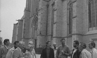 Stadtvertreter aus Salzwedel und Wesel vor dem Willibrordidom (16. Juni 1990)
