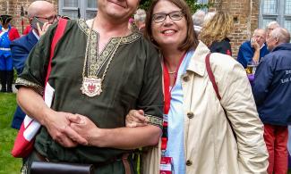 Im Rahmen des 38. Internationalen Hansetages in Rostock entstand ein gemeinsames Foto von Olaf Meining, Kämmerer der Hansestadt Salzwedel, und Bürgermeisterin Ulrike Westkamp (2018).