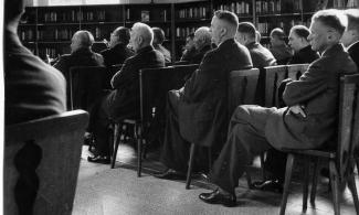 Erich Schönborn bei einer Veranstaltung (1950er Jahre) (Schönborn rechts)