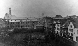 Blick von der Sandstraße auf die Kirche St. Mariä Himmelfahrt mit den alten Klostergebäuden, die seit 1808 als Kaserne genutzt wurden (um 1870)