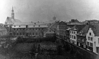 Blick von der Sandstraße auf die Kirche St. Mariä Himmelfahrt mit den alten Klostergebäuden, die seit 1808 als Kaserne genutzt wurden (um 1870)