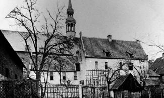 Blick auf die Kirche St. Mariä Himmelfahrt von Süden; im Vordergrund das evangelische Waisenhaus an der Brüderstraße (um 1880)