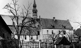 Blick auf die Kirche St. Mariä Himmelfahrt von Süden; im Vordergrund das evangelische Waisenhaus an der Brüderstraße (um 1880)